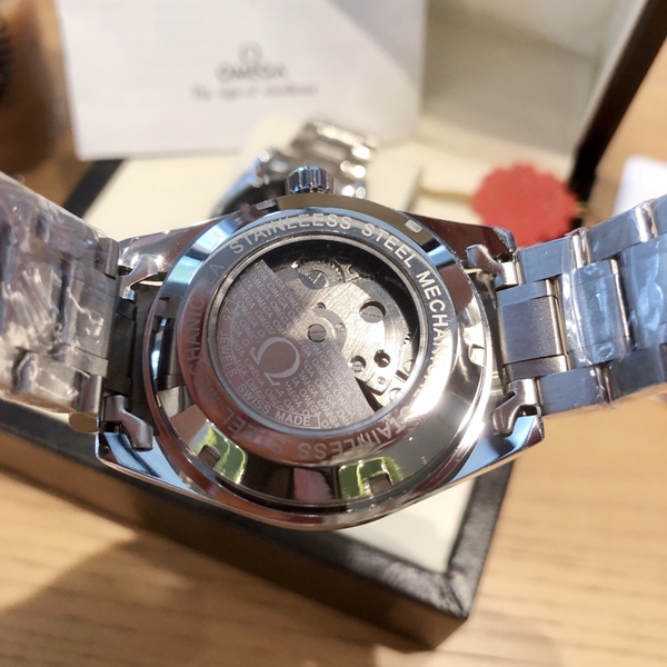 ブランド時計側面デザイン